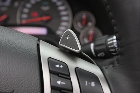 ... und nutzen die serienmäßigen Schaltpaddel am Lenkrad.