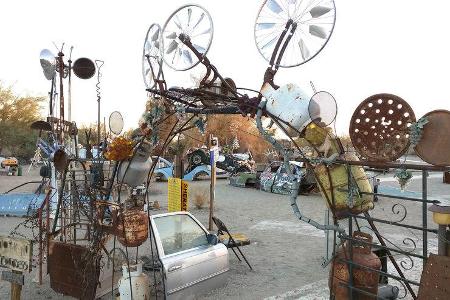 Salvation Mountain Cars, Slab City, East Jesus, Eingang