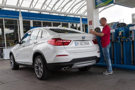 BMW X4 xDrive 35d, Heckansicht, Tankstelle