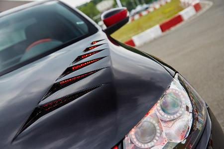 Die Motorhaube zieren markante Kiemen, die ebenfalls durch rote LEDs beleuchtet sind und so wirken, als würde das Auto 