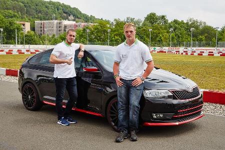 Die Azubis Daniel (links) und Jakub (rechts, beide 18) aus dem Skoda-Team: Daniel ist fr die Vermarktung des Showcars zustnd...