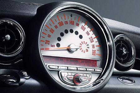 Der große Zentraltacho zeigt als Spitzenwert 260 km/h an. Nach Werksangaben soll der Mini bis 232 km/h rennen.