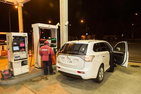 Mitsubishi Outlander PHEV, Heckansicht, Tankstelle