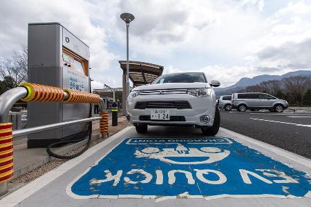 Mitsubishi Outlander PHEV, Schnellladestation, Front