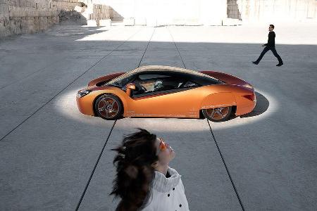 Die zwei Mitreisenden finden hinter dem Fahrer Platz.