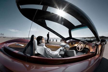 Türen fehlen gänzlich. Zugestiegen wird über die nach oben öffnende Glaskuppel.