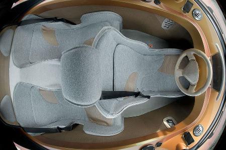 Der Fahrer nimmt mittig Platz.