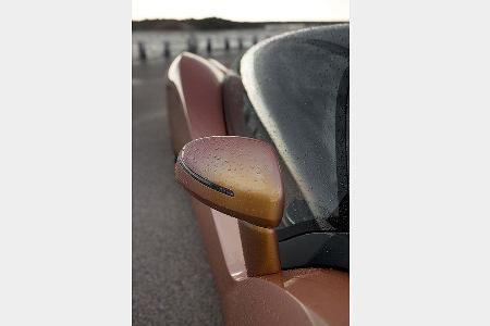 Vom Außenspiegel geht es in einer tiefen Welle abwärts, bevor sich das Heck wieder steil anhebt