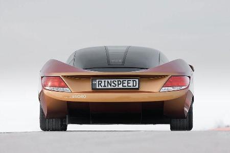 Breites, dynamisch gezeichnetes Heck.