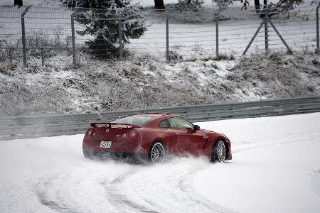 Als krönenden Abschluss gab es zum Jahresende noch eine Fahrt im Nissan GT-R. Auf den ersten Blick fast schon der technische...