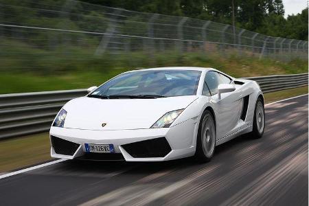 Es wurde versäumt, das ABS auf die speziellen Gripverhältnisse der Sportreifen (Pirelli P Zero Corsa) einzustellen.