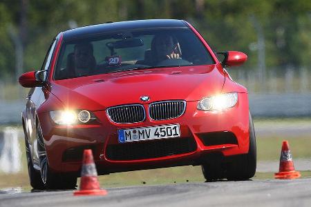 Die M GmbH steuert mit dem M3 und V8-Motorisierung gleich 420 PS bei.