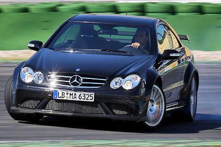 Im Gewandt eines CLK 63 AMG Black Series darf der Pilot über 507 PS gebieten.