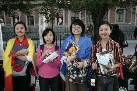 Auch die Hamilton-Groupies brachten sich frühzeitig in Stellung.