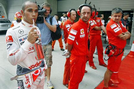 Für die Sticheleien erntete der Brite böse Blicke der Roten.