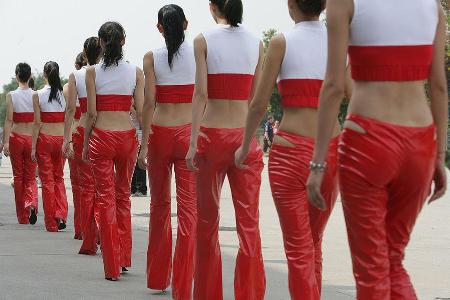 Die Grid-Girls hatten sich auf warme Temperaturen eingestellt.