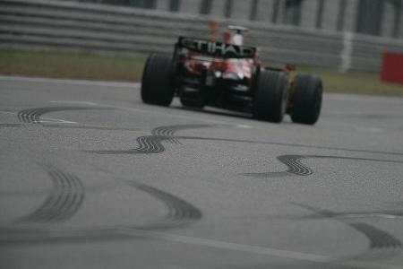 Felipe Massa zauberte schnell noch ein selbstgemaltes Kunstwerk auf den Asphalt.