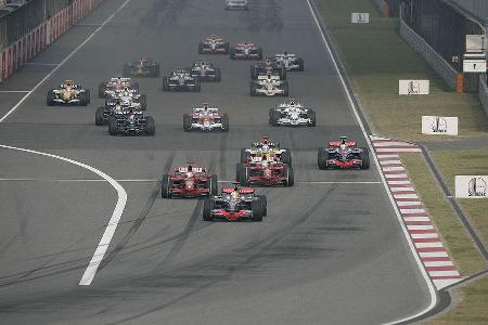 ... und bog als Führender in die erste Kurve.