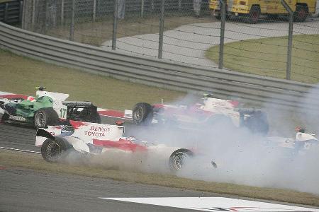 Jarno Trulli musste seiner Box S.O.S.funken, nachdem sein Toyota unsanft in die Wiese gekegelt wurde.