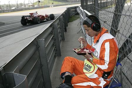 Für die Streckenposten genug Zeit für eine kleine Pause.