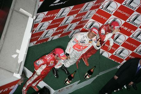 Rot flankiert genoss Hamilton den Triumph sichtlich.