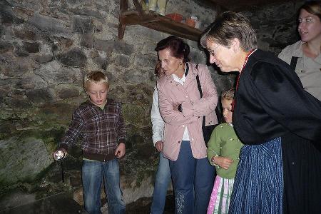 Besuchergruppe im Frhmesshaus auf dem Bartholomberg