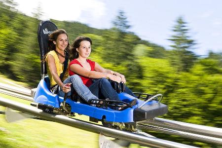 Alpine Coaster - Zwei Mdchen auf Sommerrodelbahn