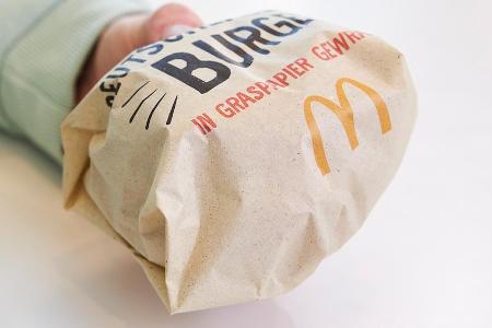 Ein ungewohnter Anblick: Ein Burger ohne die übliche Verpackung.