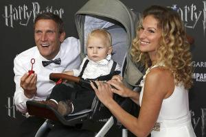 Peer Kusmagk und Janni Hönscheid mit ihrem Sohn Emil Ocean