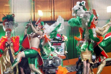 ...Irland, das 2008 die Truthahn-Puppe Dustin the Turkey (hinter den Tänzern) ins Rennen schickte. Das Lied hieß sinnigerwei...