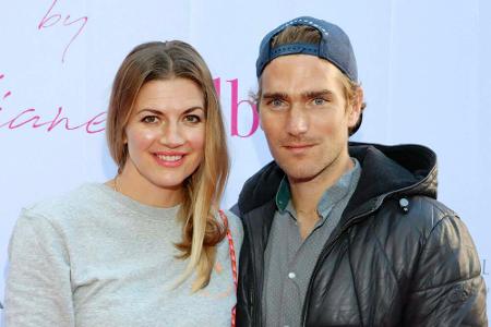 Noch im Januar 2021 soll es so weit sein: Schauspielerin Nina Bott (42) ist mit ihrem vierten Kind schwanger. Mit ihrem Part...