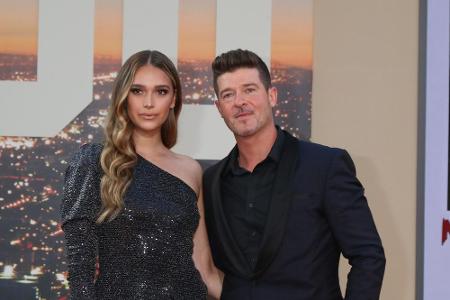 Robin Thicke (43) und April Love Geary (26) erwarten ihr drittes Kind. Der Sänger und seine Verlobte haben bereits zwei geme...