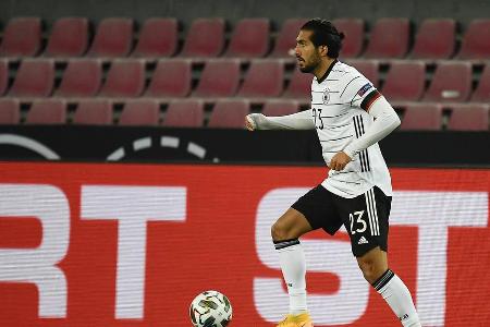 Profitierte von seiner großen Flexibilität, verteidigte während der Länderspiele hinten links. Fremdelte mit der ungewohnten...