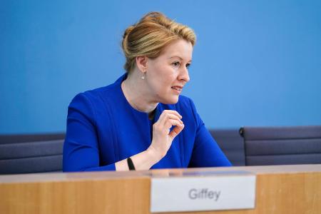 Franziska Giffey für Impfungen in sozialen Brennpunkten