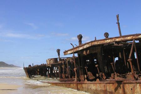 Fraser Island ist die größte Sandinsel der Welt, so Barkhausen, und für ihre Süßwasserseen und Dingos bekannt.