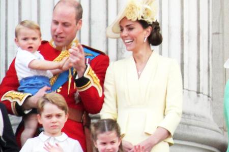 Zu fünft auf dem Balkon des Buckingham Palasts.