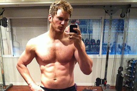 ...abnehmen. Chris trank so viel Wasser, dass er ständig auf die Toilette musste, wie er scherzte. Außerdem schwamm er viel,...