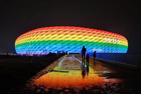 Allianz Arena mit neuen Ballonleuchten: 