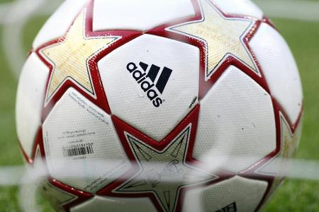 Tifosi feiern Venedig-Aufstieg auf dem Markusplatz