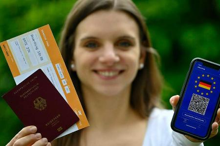 Ein Smartphone mit digitalem europäischen Impfpass für deutsche Staatsbürger könnte das Reisen erleichtern.