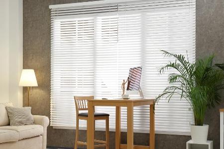 Pflanzen und lichtdurchlässige Jalousien sorgen im Homeoffice für Naturnähe und ein 