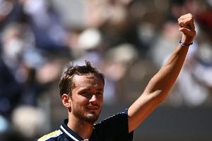 Medwedew überzeugt zum Auftakt in Paris