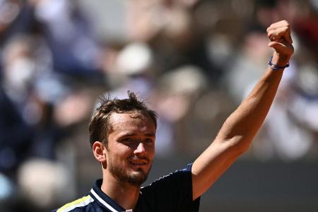 Medwedew überzeugt zum Auftakt in Paris