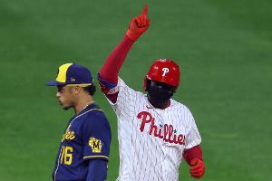 MLB: Fan fängt Baseball mit einer Hand - und Eis in der anderen