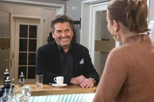 "Rote Rosen": Thomas Anders unterhält sich gut mit Carla (Maria Fuchs).