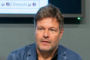 Robert Habeck wurde mit einer AstraZeneca-Dosis geimpft, die "sonst verfallen wäre".