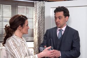 "Rote Rosen": Paul bekämpft mit Tatjanas Hilfe seine Abneigung gegen Mäuse.