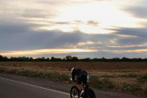 Extrem-Triathlet Deichmann schließt Radstrecke bei Weltumrundung ab