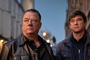 Peter Kurth als Kommissar Henry Koitzsch (l.) und Peter Schneider als Michael Lehmann ermitteln im "Polizeiruf 110: An der S...