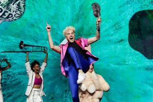 Bunt, schrill und sympathisch: So präsentiert Jendrik Sigwart sich vor und hinter der Bühne und den Kameras.